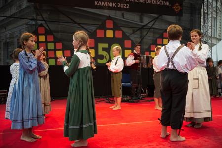 S soncem obsijan drugi festivalski dan 50. Dnevov narodnih noš in oblačilne dediščine v Kamniku (40)